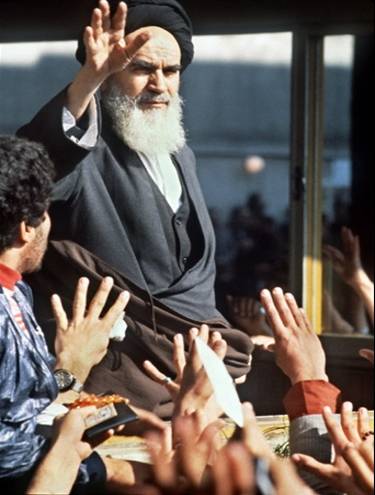 Foto de 5 de fevereiro de 1979 mostra o aiatolá                 Ruhollah Khomeini acenando ao chegar Teerã após voltar                 dos 15 anos de exílio (Foto: AFP)
